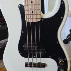 
🎸 Brand New Squier Precision Bass + Gator Case + Strap – Bundle Deal!
