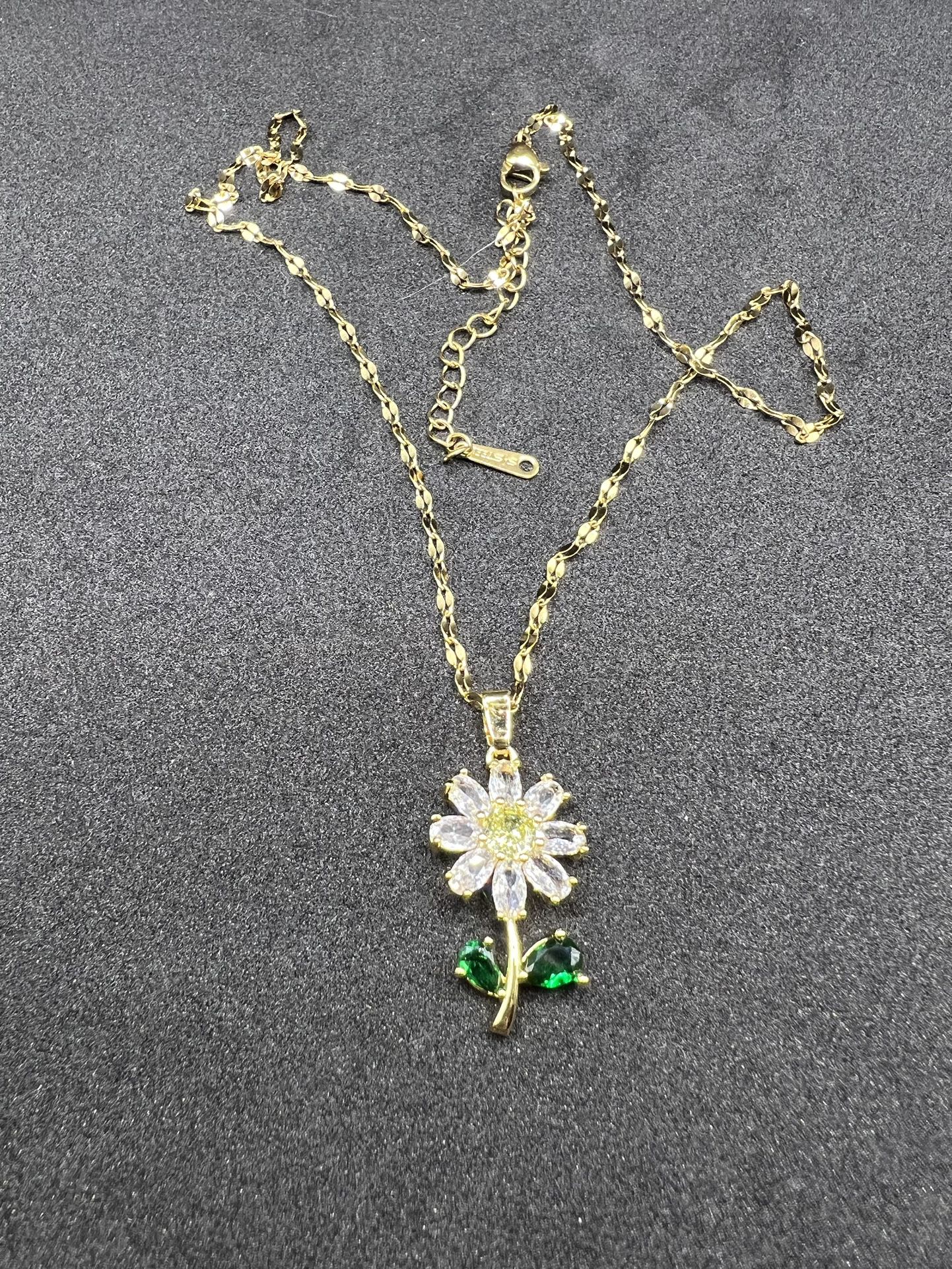 Daisy flower chain necklace