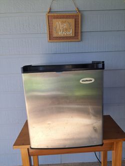 Chefmate compact mini refrigeratorinterior storage capacity of 1.7 cubic feet