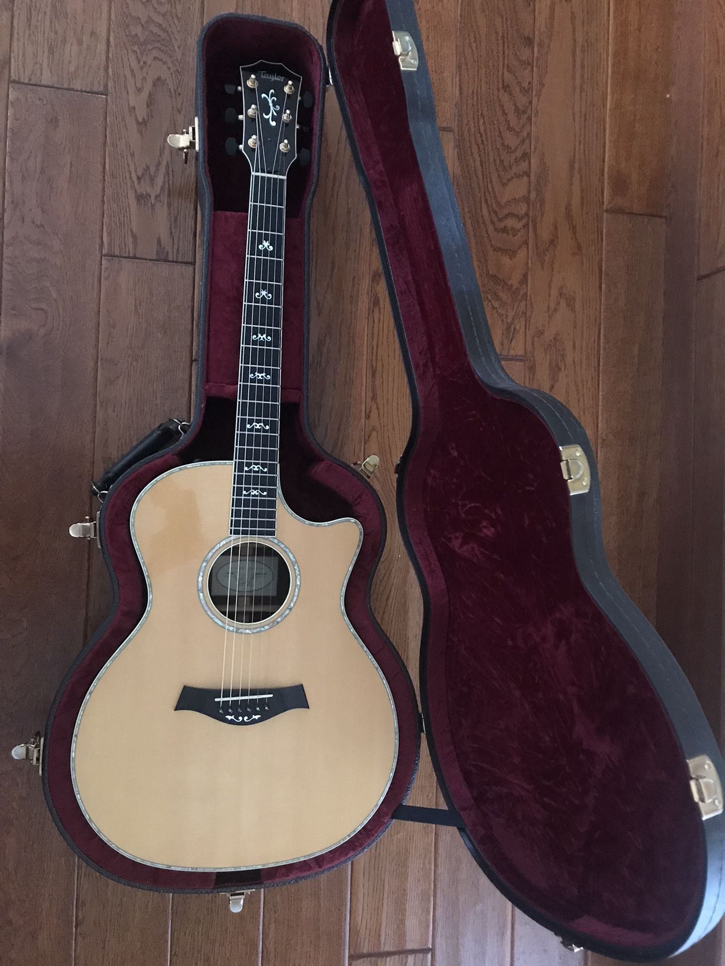 Taylor 914 CE Cutaway Electric Acoustic Guitar