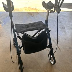 Walker / Rollator w Seat & Brakes