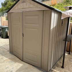 Shed 7’ X 7’ Rubbermaid 