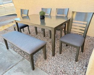 Free Delivery 🚚 Dining Table with chairs and bench