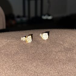 10k diamond stud earrings 