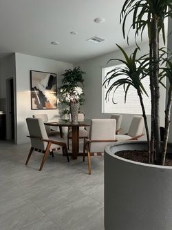 ROUND DINNING TABLE