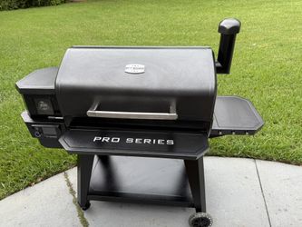 Pit Boss 1600 Pro Series 1598-Sq. in Black Pellet Grill with Smart Compatibility Item