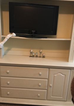 Tv console upscale