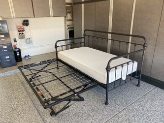 Twin Metal Daybed with 1 mattress -Excellent condition