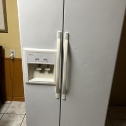 REFRIGERATOR IN GOOD CONDITION  No issues  Everything is working as it should.