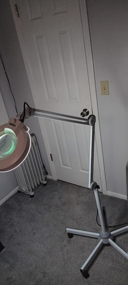 Beauty Lamp With Magnifying Glass