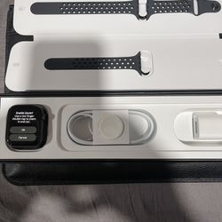 Like New Apple Watch Series 4 Unlocked 