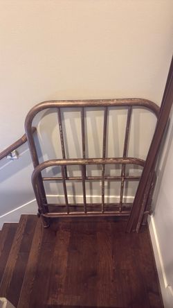 Metal twin frame w, wood slats