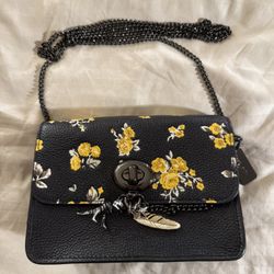 Coach Crossbody Shoulder Bag / Purse Like New (dust bag included)