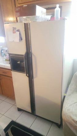 Refrigerator with ice maker