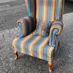 Living room chair very good condition like New 