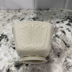 Lennox. Ivory dip bowl with 24 karat gold trim. Beautiful pattern measures 4 1/2 x 3