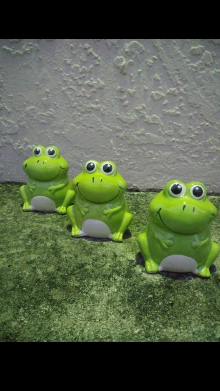 Set of 3 cute ceramic frogs