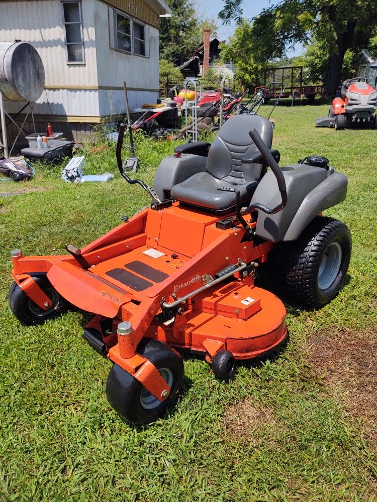 Husqvarna Zero turn MZ 5225 Mower Has A 52