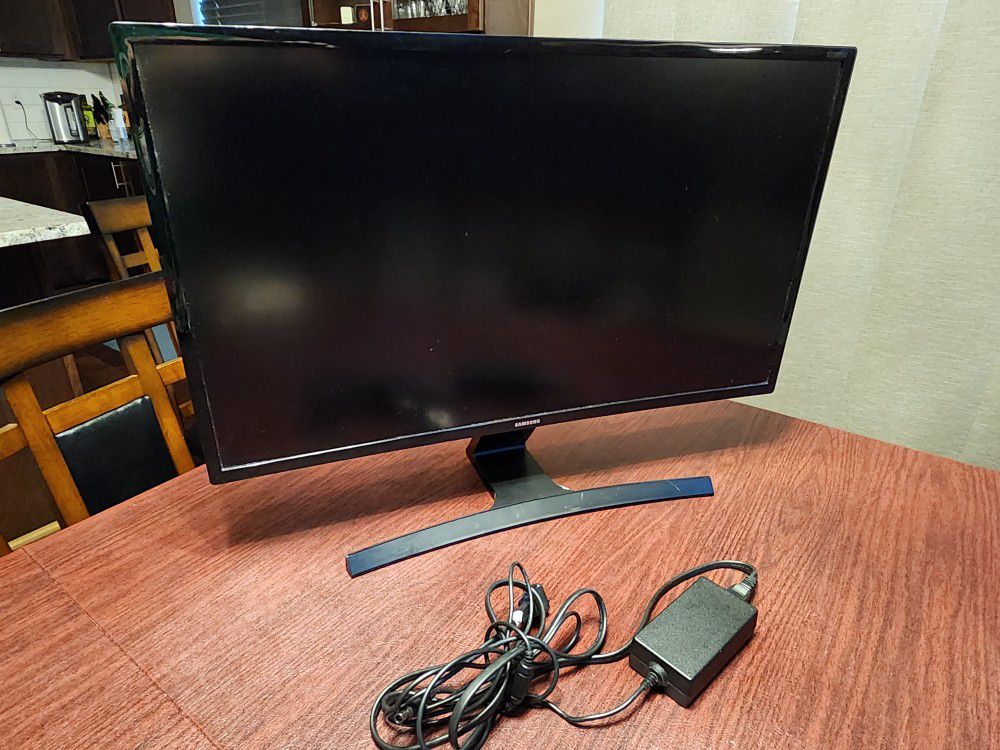 27” Curved Monitor Samsung S27E510C with Viewing Comfort