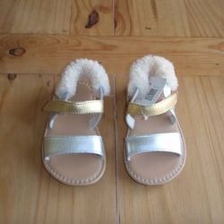 UGG Dorien Sandals - Toddler Size Large (6/7) - Brand New