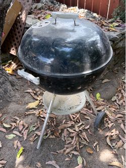 22” Weber kettle charcoal grill. MUST GO BY THE END OF WEEKEND