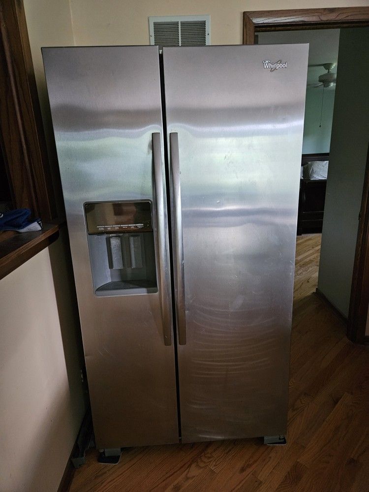 Whirlpool 26.4 Cu Ft Side By SIde Refrigerator W Water & Ice Dispenser