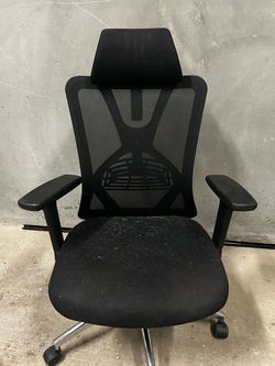 Black desk chair 25$
