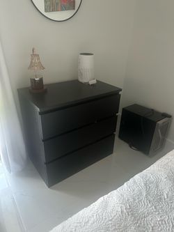 Cama, mesa y gavetero.
