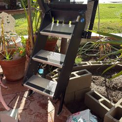 22in Triple Entry Step  New Never Been Used ,With Shocks For Easier  Retract