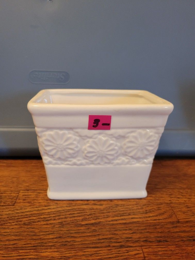 4 Styles Of White Ceramic Pots