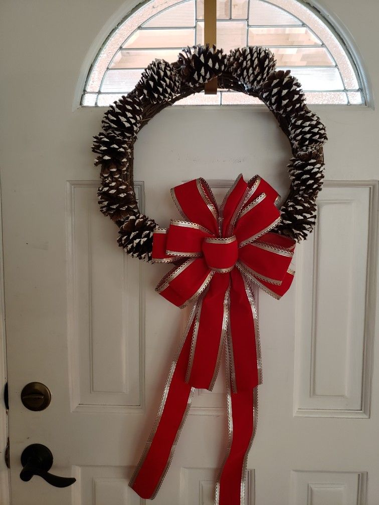18" Pinecones Wreath