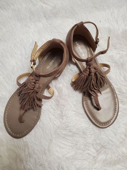 LIZ CLAIBORNE "DARCY" TAN TASSEL TSTRAP SANDALS!