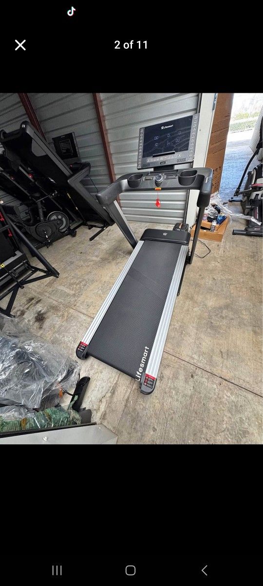 Lifesmart TM4500 Treadmill- 20x60 belt - 10% incline - 3.5 HP motor - 500$