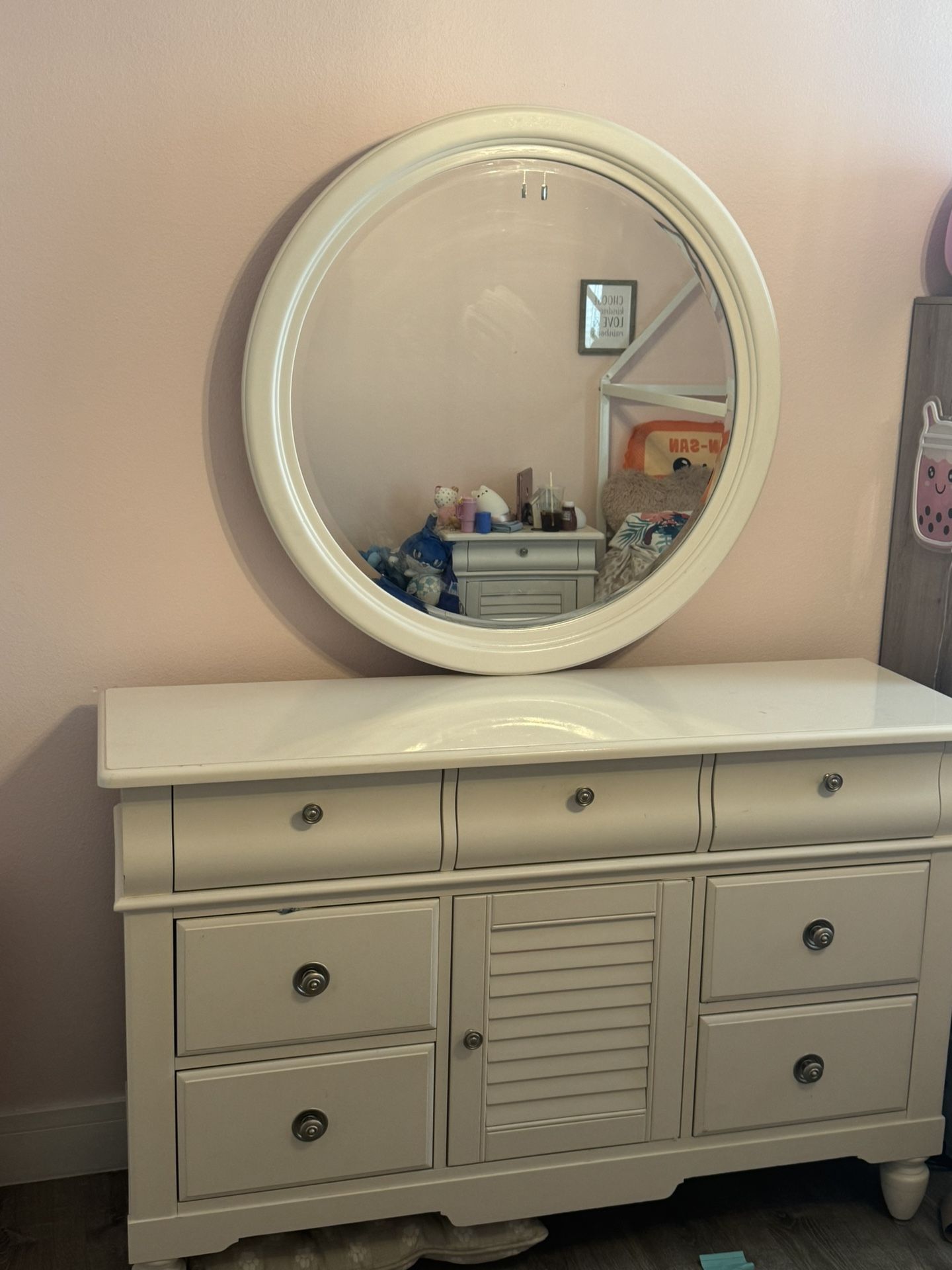 Dresser/mirror/ Nightstand
