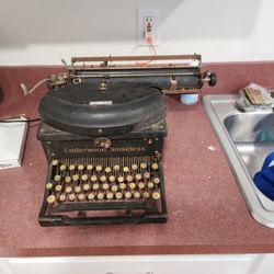 Old Typewriter Underwood Noiseless