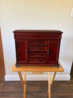 Wooden jewelry case