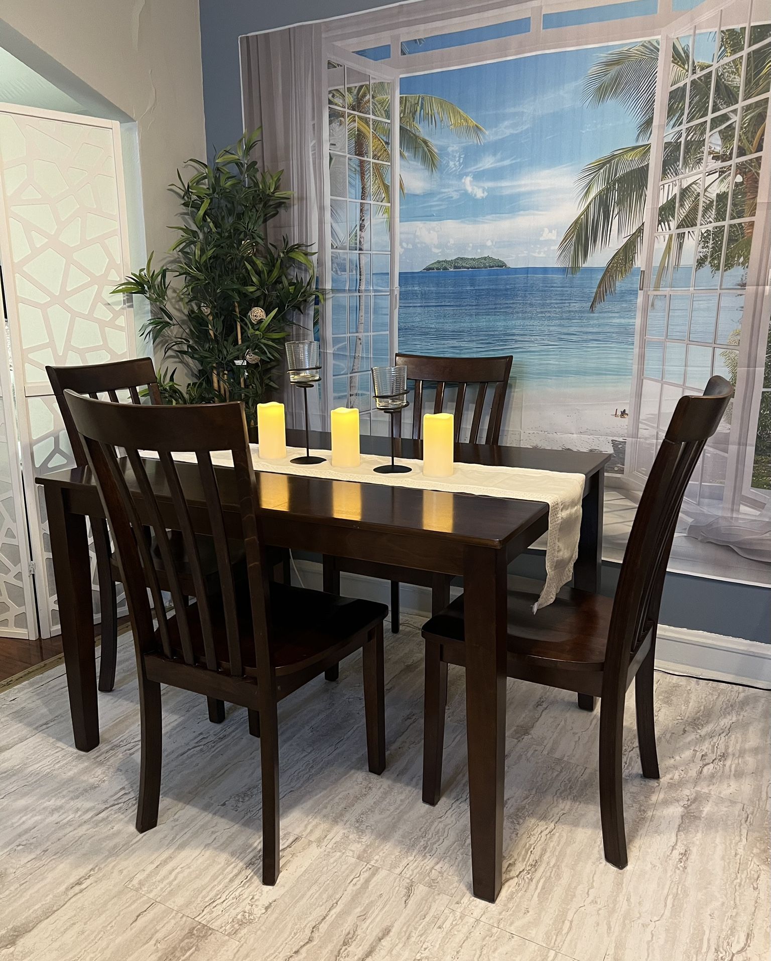 Nice Small Dining Set Good Condition!! Table has Some minor marks. I can deliver