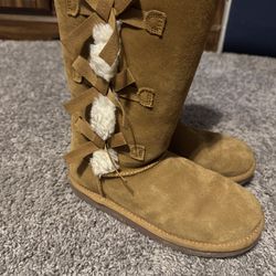 UGGS SIZE 4