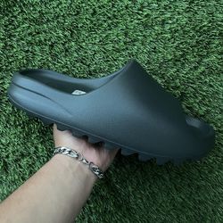 yeezy slide onyx size 11 read bio