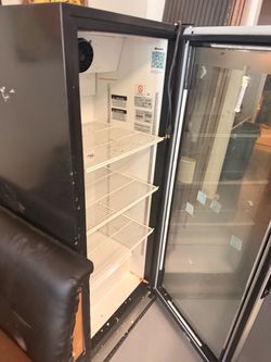 Drinks refrigerator