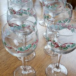 Beautiful Hand Painted 9 Wine Glass For The Holidays 