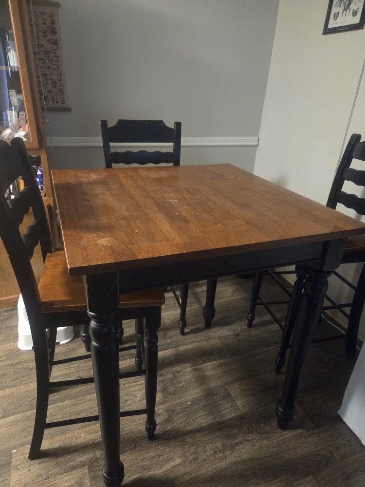 Kitchen Table And 4 Chairs