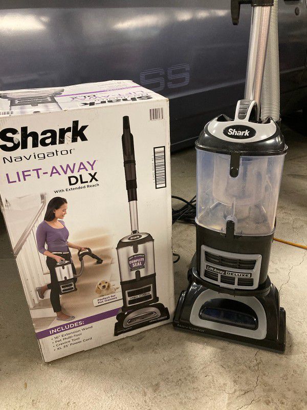 Shark Navigator Lift Away Deluxe Vacuum 