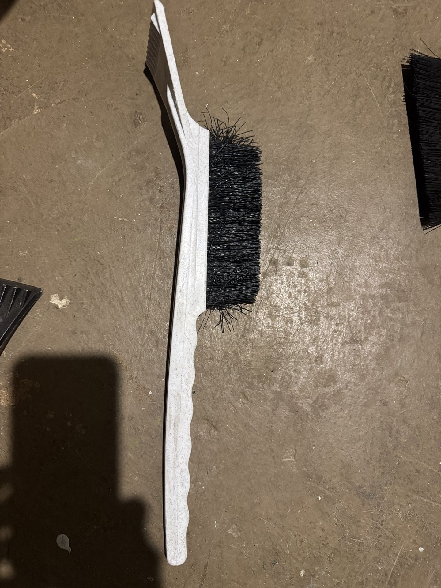SNOW BRUSH & ICE SCRAPER