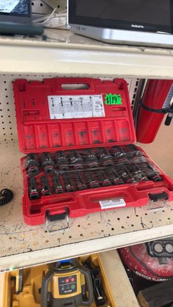 Milwaukee tools sockets and ratchet