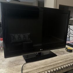 32 Inch LgHd Tv Works Great Selling As Is Asking For $120 OBO