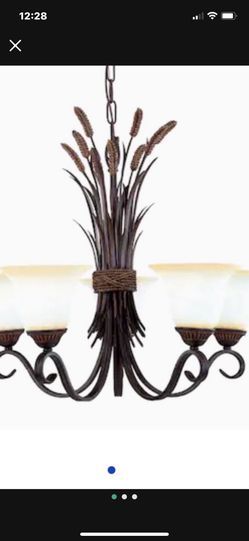 Beautiful Elegant Chandelier! Great working Condition. 30”x30” 