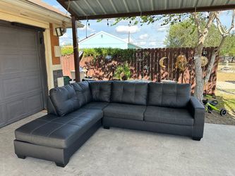 Beautiful seminew faux leather dark grey sectional in great condition asking 650