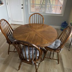 Breakfast / Dining  Table  With The Chairs