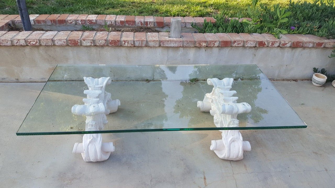 Mesa antiguo de centro con vidrio grueso y figura de cerámica